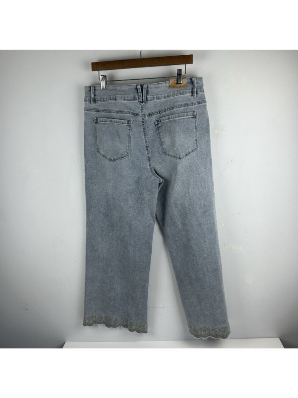 NWT Curve Appeal High Rise Wide Leg Jeans with Scalloped Embroidered Hems 14/32 - Picture 6 of 16